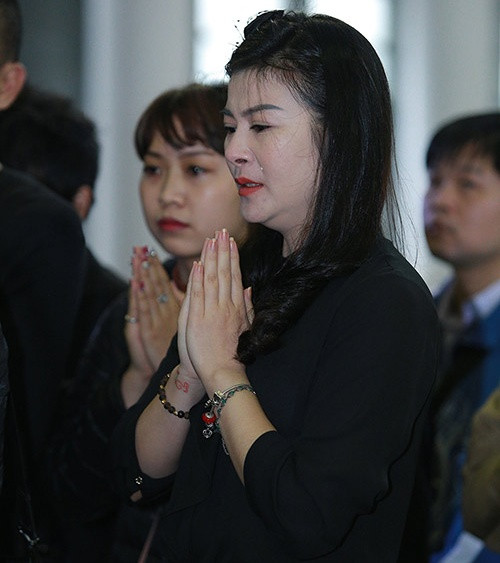 Nghệ sĩ Kim Oanh rơi nước mắt trước linh cữu cố nhạc sĩ .