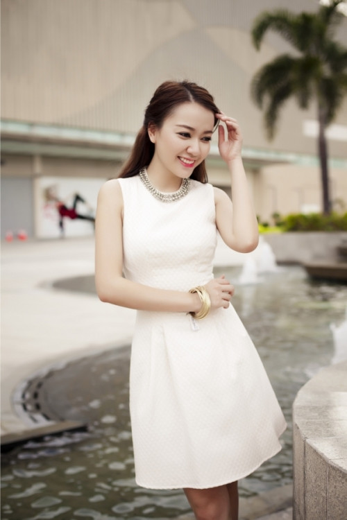 Ca sĩ Băng Di: Băng Di thấy ngày 8/3 giống như là một cột mốc kỉ niệm để mọi người có thể tỏ lòng yêu quý với những người xung quanh mình. Tất nhiên là ngày thường chúng ta sẽ vẫn yêu quý những người phụ nữ quanh ta, nhưng khi ngày này đến chúng ta sẽ cố gắng thu xếp công việc bận rộn thường ngày để dành nhiều thời gian hơn cho mẹ, chị và em gái. Di rất thích một bức tranh do chính fan tự vẽ, bức tranh đó có thể bình thường với người khác nhưng Di lại thấy đó là 1 sự yêu quý hết sức đáng trân trọng mà fan đã dành tình cảm cho mình.