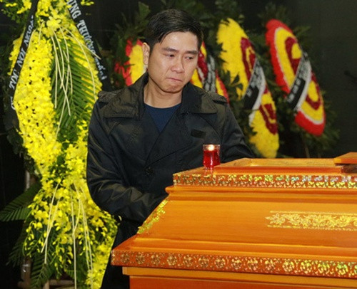 NS Hồ Hoài Anh ánh mắt đỏ hoe khi nhìn mặt người anh lần cuối.