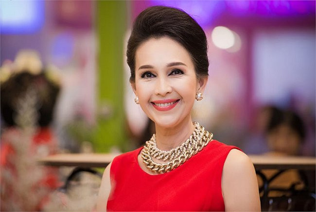 Một người đẹp Việt khác là Diễm My cũng mang vẻ gợi cảm bất chấp tuổi tác.