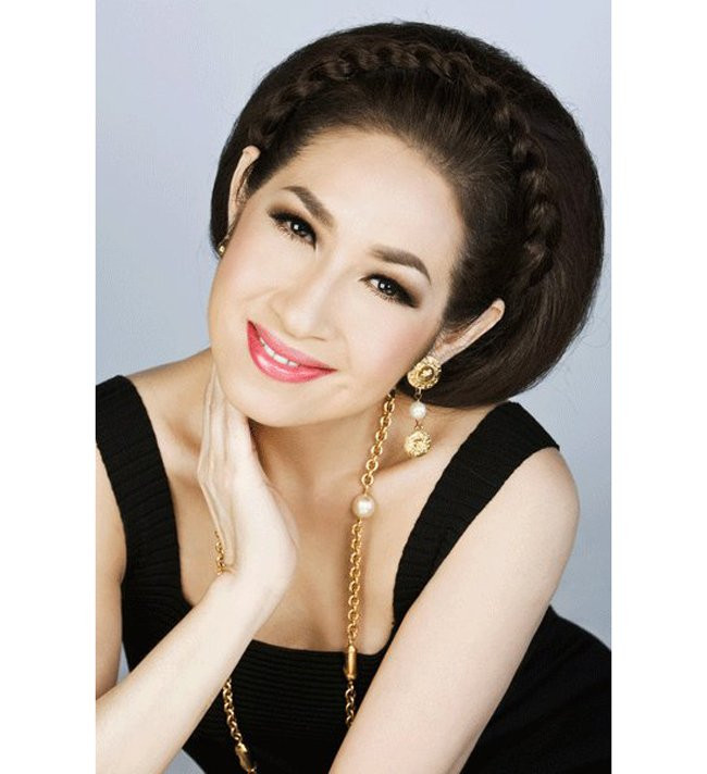 Nghệ sĩ Ý Lan năm nay đã 58 tuổi nhưng vẫn sở hữu vẻ đẹp gợi cảm khó ai đồng trang lứa sánh được. Hơn 30 tuổi, ca sĩ Ý Lan mới bước lên sân khấu. Tới nay giọng ca Việt đã có nhiều nhạc phẩm để lại ấn tượng khó quên trong lòng người nghe.