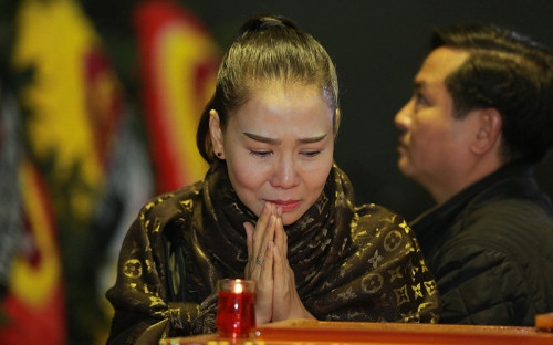 Thu Minh khóc nức nở trước linh cữu NS Lương Minh.