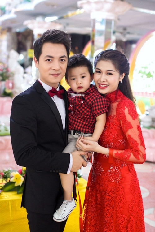 Ca sĩ Đăng Khôi: Vào dịp này, Đăng Khôi sẽ mua hoa tặng mẹ và vợ, sau đó dẫn cả nhà cùng nhau đi ăn uống. Buổi tối khi bà xã lái xe đưa Khôi đi diễn thì mình sẽ hát tặng vợ ca khúc cô ấy yêu thích trước hàng nghìn khán giả xem như một món quà vô cùng ý nghĩa cho cô ấy vào ngày Quốc tế Phụ nữ.