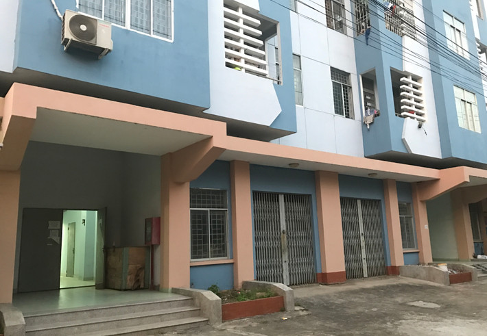 Lý giải nguyên nhân khiến khu tái định cư này vắng người đến sinh sống, một số người dân cho biết, thứ nhất khu tái định cư quá xa so với trung tâm thành phố, nơi công ăn việc làm của mỗi người hàng ngày.Riêng việc đi lại cả đi cả về cũng mất hơn 2 tiếng, không kể những hôm kẹt xe thì không biết đến lúc nào.