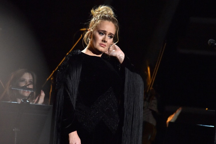 Adele chửi thề khi hát tưởng nhớ George Michael Khi ban nhạc vừa bắt đầu, Adele đã phát hiện ra mình đang hát lệch tông cho nên đã kêu họ dừng lại kèm theo một câu chửi thề. Cô xin lỗi khán giả vì đã hành động như thế trong một chương trình truyền hình trực tiếp nhưng kiên quyết không muốn sự cố năm ngoái lặp lại, đặc biệt là trong nỗ lực nhằm tri ân George Michael của mình.