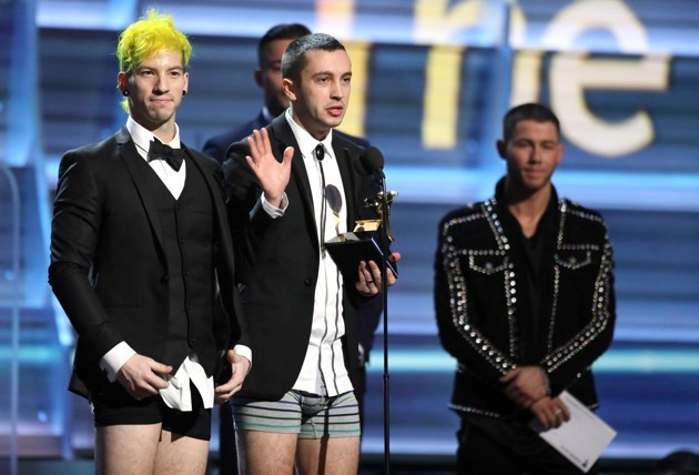 Nhóm 21 Pilots nhận giải Grammy đầu tiên trong trang phục... đồ lót 2016 là một năm cực kì thành công đối với ban nhạc trẻ 21 Pilots. Khi lên nhận giải "Best Pop Duo/Group Performance", cặp đôi đã khiến cho nhiều người bất ngờ khi chỉ diện mỗi chiếc quần lót lên sân khấu. Giải đáp cho điều này, Tyler Joseph tiết lộ cách đây nhiều năm khi cả 2 đang mặc độc chiếc quần lót và xem Grammy trên TV thì đã nói với nhau rằng nếu như chiến thắng họ nên nhận giải trong tình trạng y như vậy. Thông điệp mà 21 Pilots muốn truyền tải chính là hãy cứ cố gắng làm tốt công việc của mình bởi vì bạn sẽ không bao giờ biết được cuộc sống sẽ đưa mình đi đến đâu.