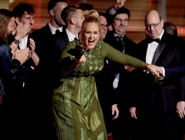 Adele tôn vinh Beyonce sau khi chiến thắng hạng mục "Album của năm" Cuộc cạnh tranh giữa Beyonce và Adele tại các hạng mục năm nay đã bị giới truyền thông đẩy lên cao trào trong những ngày cận kề lễ trao giải. Kết quả, Adele đã chiến thắng Beyonce trên mọi mặt trận, bao gồm 3 hạng mục quan trọng nhất là "Ca khúc của năm", "Ghi âm của năm" và "Album của năm". Khi nhận kèn vàng cho "Album của năm", Adele đã không tiếc lời ca ngợi đàn chị: "Tôi không thể nào nhận giải này được. Beyonce chính là nghệ sĩ mà tôi yêu quý nhất. Album 'Lemonade' là một tuyệt tác. Cái cách mà cô ấy truyền cảm hứng đến cho những người bạn da màu của tôi chính là sức mạnh của âm nhạc".
