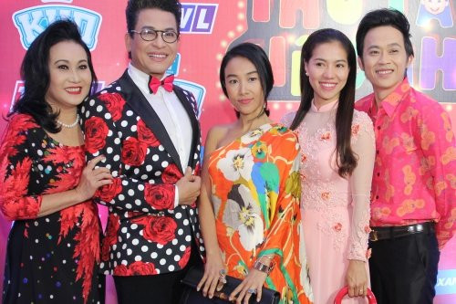 Nhìn gu thời trang này phải công nhận Thanh Bạch rất thích màu sắc hoa lá.