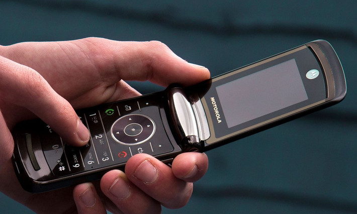 Motorola Razr: Di động nắp gập thiết kế mỏng và bàn phím T9 này ngay lập tức trở thành biểu tượng của thiết kế sang trọng, tinh tế vào cuối những năm 2000. Cũng như Motorola StarTAC, Razr liên tục xuất hiện trên phim ảnh và nhanh chóng nhận được sự yêu mến từ người dùng.