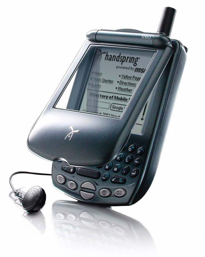 Treo 180: Còn được biết đến như Palm Treo, di động nắp gập kết hợp màn hình cảm ứng đơn sắc này là sản phẩm của hãng sản xuất thiết bị trợ lý kỹ thuật số Handspring. Khả năng soạn thảo, chỉnh sửa tin nhắn linh hoạt, thao tác dùng bút “chọc” vào màn hình, bộ nhớ lớn hơn rất nhiều so với các dòng di động cùng thời hay lướt web cùng trình duyệt Blazer là những kỷ niệm của người dùng với Treo 180.