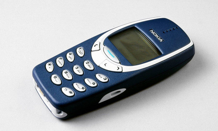 Nokia 3310: Là "đàn em" của Nokia 3210, 3310 được trang bị chế độ rung trong im lặng và tính năng gộp 3 tin nhắn SMS lại thành văn bản dài. Đây là model Nokia đầu tiên người dùng có thể tháo và thay vỏ khác cho máy. Với thiết kế nhỏ gọn và thời lượng pin chờ hơn 10 ngày, Nokia 3310 vẫn được ưu ái trở thành điện thoại dự phòng của nhiều người.