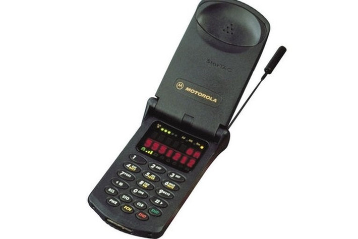 Motorola StarTAC: Năm 1996, Motorola giới thiệu chiếc StarTAC với thiết kế nắp gập đầu tiên có giá 1.000 USD. Model này nhanh chóng trở thành hiện tượng và luôn xuất hiện trên phim ảnh. Một số tính năng “tiên phong” có trên Motorola StarTAC bao gồm chuông báo kết hợp rung, hiển thị các cột xanh thể hiện mức độ sóng.