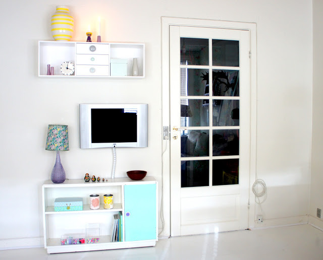 Kích thước đồ đạc cũng được Anna khéo lựa chọn giúp không gian lối vào được thông thoáng, rộng rãi. Tuy gia chủ sử dụng màu trắng làm gam màu chủ đạo để mang lại ánh sáng cũng như sự rộng thoáng cho không gian nhưng nét đẹp từ điểm nhấn màu sắc của đồ đạc mới chính là yếu tố tạo nên sự khác biệt cho căn hộ nhỏ này.