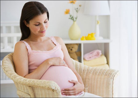 Phụ nữ mang thai. Khi có thai, hormon thai nghén là progesterone bài tiết làm mềm tử cung khiến cơ tử cung không co bóp. Còn alpha-sitosterol trong rau chùm ngây gây co cơ trơn tử cung và làm sẩy thai. Chính vì thế, phụ nữ có thai, nhất là người đang mang thai giai đoạn đầu không nên sử dụng chùm ngây để giữ an toàn cho thai nhi và bà mẹ.