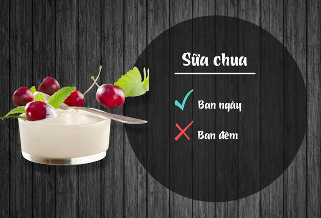 Khi ăn vào buổi sáng, sữa chua hỗ trợ rất tốt cho quá trình tiêu hóa và làm dịu hệ thống tiêu hóa. Đồng thời, bạn cần tránh ăn loại thực phẩm này dưới mọi hình thức vào ban đêm. Nó có thể ảnh hưởng đến đường hô hấp, gây ho và lạnh, dẫn đến hình thành đờm trong họng.