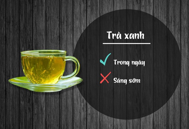 Bạn nên tránh uống trà xanh vào buối sáng sớm vì caffeine trong trà xanh có thể gây tính axit và tình trạng mất nước. Bạn có thể uống mọi thời điểm khác trong ngày.