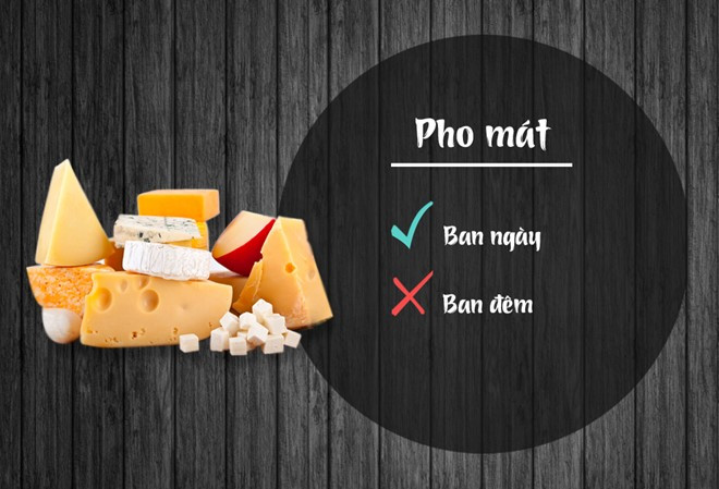Pho mát rất giàu protein, thực phẩm thay thế hiệu quả cho thịt nếu bạn đang ăn chay. Khi bạn tiêu thụ một lượng pho mát vừa phải vào buổi sáng, nó sẽ hỗ trợ hiệu quả cho việc giảm cân và ngăn ngừa đầy hơi. Trong khi đó, nếu bạn ăn pho mát vào ban đêm, nó có thể gây khó chịu, nặng nề cho hệ tiêu hóa, đồng thời còn gây tích tụ mỡ trong cơ thể.
