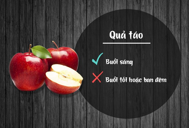 Buổi sáng là thời điểm tốt nhất để ăn táo. Nguyên nhân là do táo rất giàu pectin, đặc biệt ở vỏ táo. Pectin hỗ trợ hiệu quả các chức năng đường ruột và ngăn ngừa táo bón. Trong khi đó, bạn không nên ăn táo vào buổi tối hoặc ban đêm. Trong táo có hàm lượng cao các axit hữu cơ, nếu tiêu thụ vào buổi tối, nó sẽ kích thích các cấp độ axit trong dạ dày, gây khó chịu.