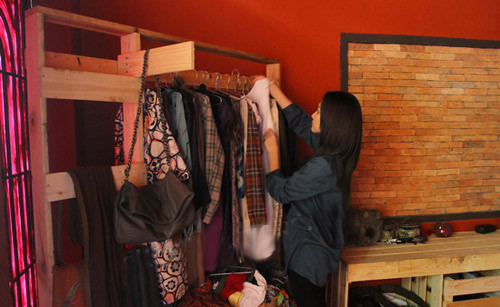 Không gian sống của Kim Hiền tràn ngập gam màu trầm và nóng mang lại cho cô cảm giác ấm áp và an toàn.