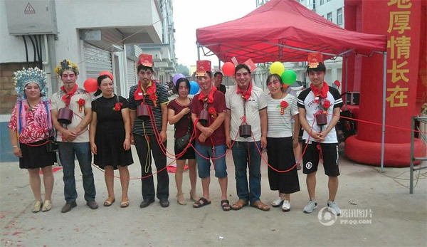 Cô dâu chú rể đều bị bạn bè bắt trang điểm lạ trong lễ cưới.