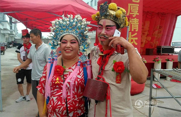 Không chỉ có chú rể, ngay cả cô dâu cũng không thoát khỏi trò "chơi khăm" của bạn bè.