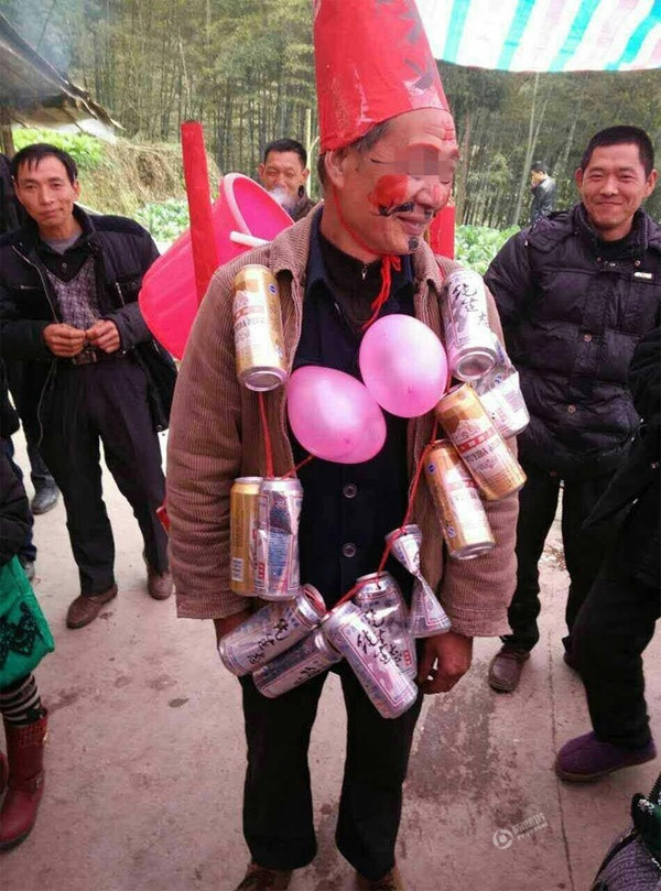 Hay ngày 17/2/2016, tại một đám cưới ở tỉnh Tứ Xuyên, Trung Quốc, không chỉ cô dâu chú rể phải chịu cảnh "náo động phòng", mà bố của chú rể cũng bị ép đội mũ giấy, vẽ lên mặt và đeo vòng nguyệt quế xâu từ vỏ lon nước ngọt.
