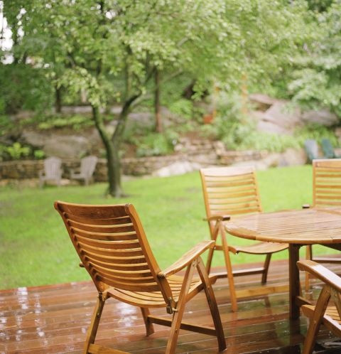 7. Những món đồ ngoài trời Nếu bạn có một khoảng sân để bày biện những chiếc ghế ngoài trời, bạn cũng cần làm vệ sinh sạch sẽ cho chúng, ngoài việc lau chùi thông thường. Hãy dùng nước tẩy rửa trộn cùng bát nước ấm để lau bàn ghế, sau đó dùng vòi phun để làm sạch.