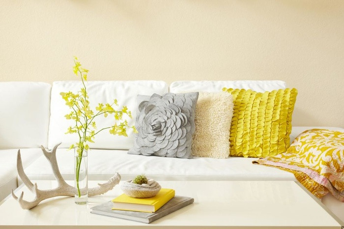 4. Làm sạch đồ nội thất bọc da Ngoài việc lau chùi thông thường, bạn cũng cần làm vệ sinh kỹ cho những món đồ trong nhà này, có thể áp dụng các mẹo vặt làm sạch từ nguyên liệu thiên nhiên. Tuy nhiên, việc làm vệ sinh sạch sẽ những chiếc ghế bọc da không bao giờ là dễ dàng và vì một năm chỉ cần làm một lần, nên tốt nhất bạn hãy thuê thợ chuyên nghiệp. Họ không những làm sạch mà còn giúp những chiếc ghế nhà bạn bóng bẩy như mới mua.