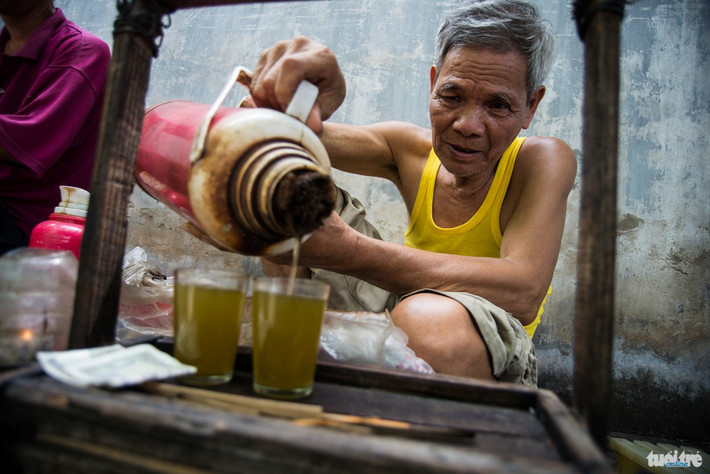 Trà ở đây không phải trà giải khát, trà ở đây là là trà gặp gỡ, trà chờ đợi, trà giải lao nên hầu hết là trà nóng. Theo những người bán thì những ngày trước chỉ có bán trà nóng - Ảnh: NAM TRẦN
