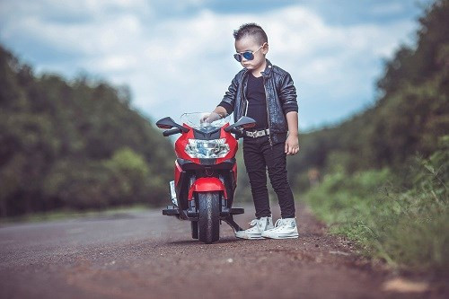 Với bộ ảnh "chất lừ" của Duy Hưng được nhiều người khen ngợi, nhiếp ảnh Phạm Tuấn Vũ cũng cho hay: "Bé Bin biết tạo dáng và biểu cảm lạnh lùng khi đứng trước ống kính, mỗi hình ảnh của bé nhìn rất "ngầu" nhờ bắt đúng khoảnh khắc, thêm vào dáng vẻ tự tin nhìn bé giống như một thiếu gia con nhà giàu bên siêu xe vậy".