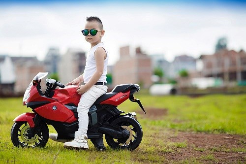 Một phần vì quen với việc chụp ảnh từ nhỏ, phần khác theo tiết lộ của chị Vân, Duy Hưng rất thích diện stylist phong cách theo cách riêng của bé.