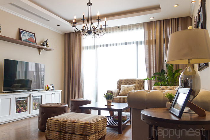 Ấn tượng đầu tiên khi bước chân vào ngôi nhà này là cảm giác “tròn đầy”. Bởi tất cả không gian đều dành chỗ cho những món đồ nội thất. Với họ, chúng như “quấn quýt” làm ấm thêm cho ngôi nhà.
