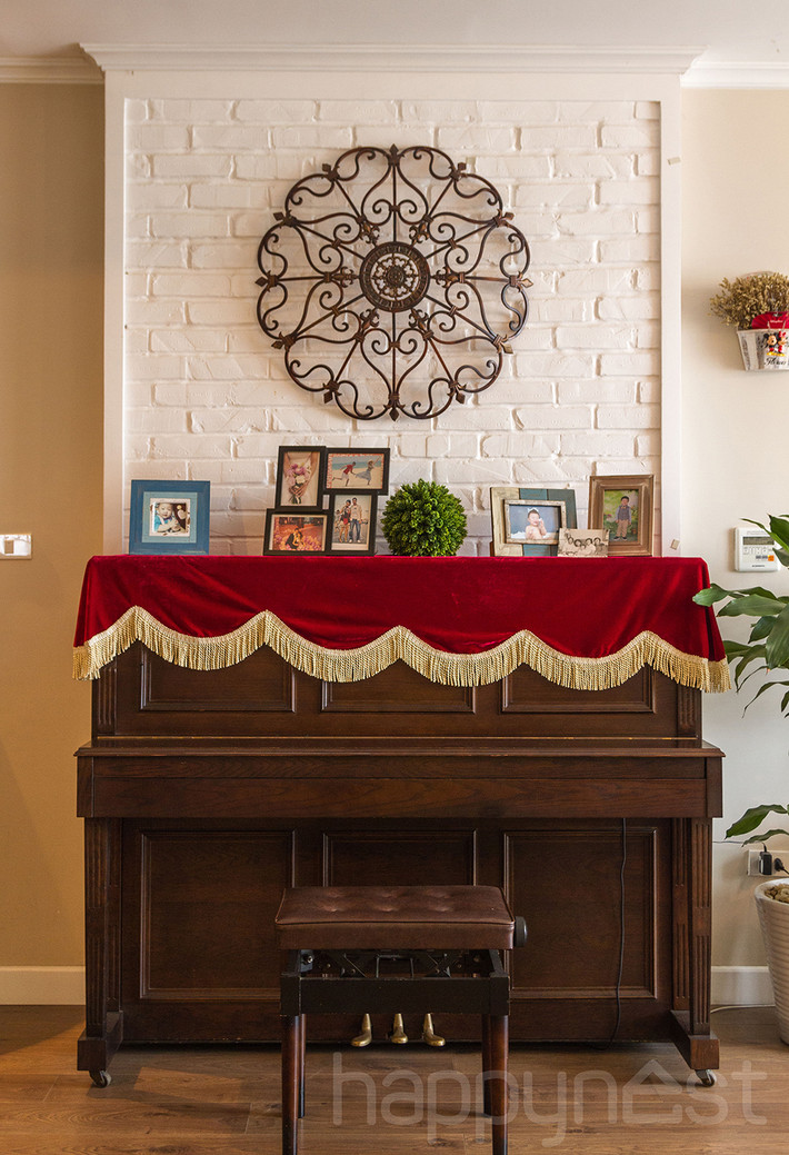 Ở khoảng giữa căn nhà là chiếc đàn piano khá “độc’ với đường viền phào đặc trưng của phong cách cổ điển giao thoa với mộc mạc. Nó như bước đệm giữa phòng khách, bàn ăn và thềm cửa chính. Một góc giao thoa đầy nghệ thuật.