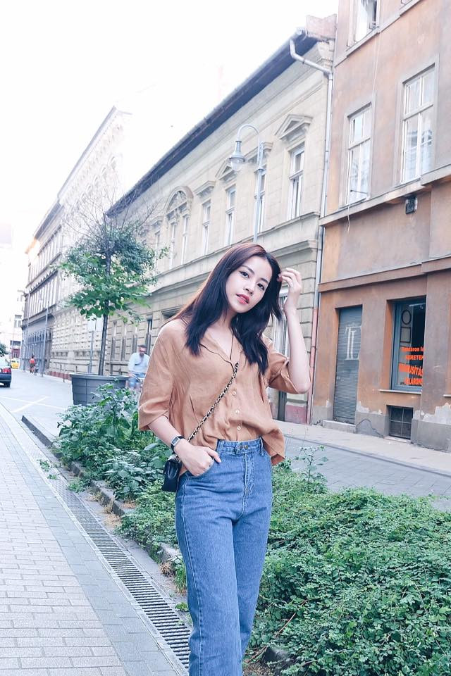 Hotgirl Chipu tranh thủ ghi lại kỷ niệm khi đi công tác "Đi công tác nhưng vẫn tranh thủ chụp choẹt cập nhật hình ảnh chuyến đi Budapest, Hungary với nhà mình đây".