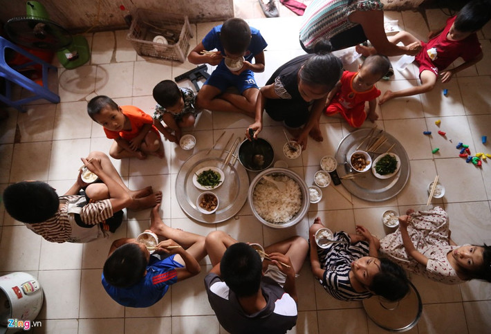 Trong số 13 người con thì bé Tới được học cao nhất, đến lớp 11. Sau đó Tới bị bạn trêu chuyện bố mẹ đẻ nhiều, nên buồn chán rồi bỏ học. Còn các đứa trẻ khác cứ hồn nhiên lớn lên như cây cỏ, bữa no bữa đói.