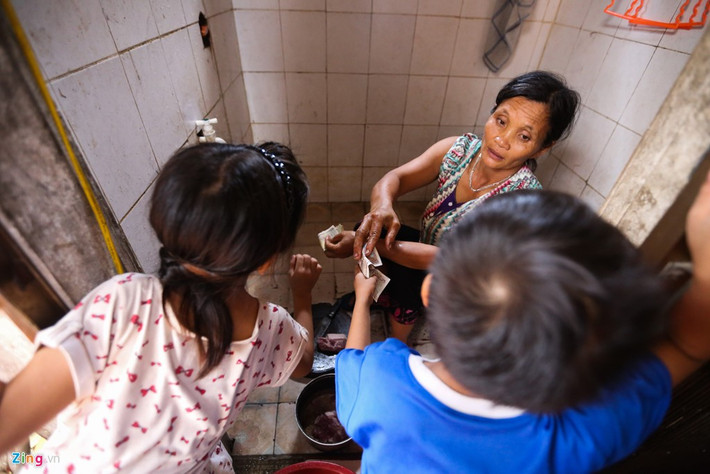 Bà Hải đưa tiền cho con đi bơm lốp xe đạp. Các đứa trẻ cứ 15 phút lại vào xin tiền mẹ mua thức ăn, đồ chơi.