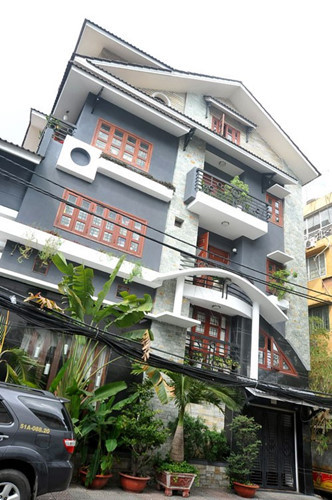 Ngôi nhà bao gồm 3 tầng và có 2 mặt tiền, nằm ở vị trí đắt đỏ của Sài thành.