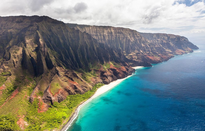 Quần đảo nhiệt đới Hawaii có hơn 100 đảo lớn nhỏ, với 6 đảo chính được du khách khắp thế giới yêu thích. Ông Obama tỏ ra lo ngại trước ảnh hưởng của biến đổi khí hậu với Hawaii và Indonesia: “Tôi là dân xứ đảo. Có những vùng đất có thể sẽ biến mất hoàn toàn, và khi khí hậu thay đổi, sẽ có hàng chục triệu người dân di cư ở khu vực châu Á - Thái Bình Dương”. Ảnh: Iliketowastemytime.
