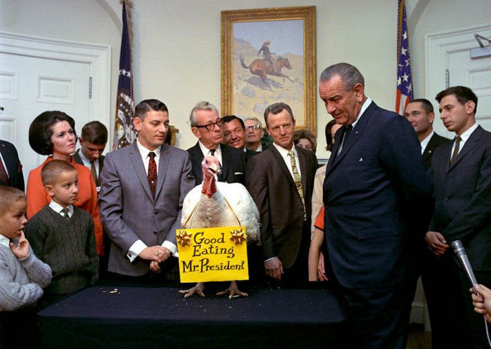 Cựu Tổng thống Mỹ Lyndon B. Johnson (phải) thích thú nhận chú gà tây ông được tặng trong lễ Tạ Ơn năm 1967.
