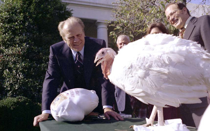 Cựu Tổng thống Gerald Ford thích thú ngắm nhìn con gà tây rất lớn trong lễ Tạ Ơn năm 1975.