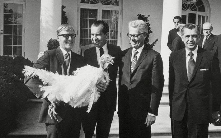 Cựu Tổng thống Richard Nixon (giữa) tươi cười đứng cạnh một con gà tây khổng lồ trước Nhà Trắng năm 1971.