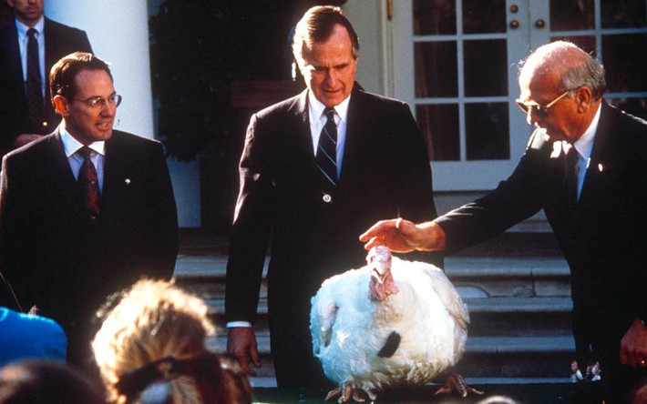 Cựu Tổng thống George HW Bush (giữa) chuẩn bị ân xá cho con gà tây ở Nhà Trắng vào năm 1989.