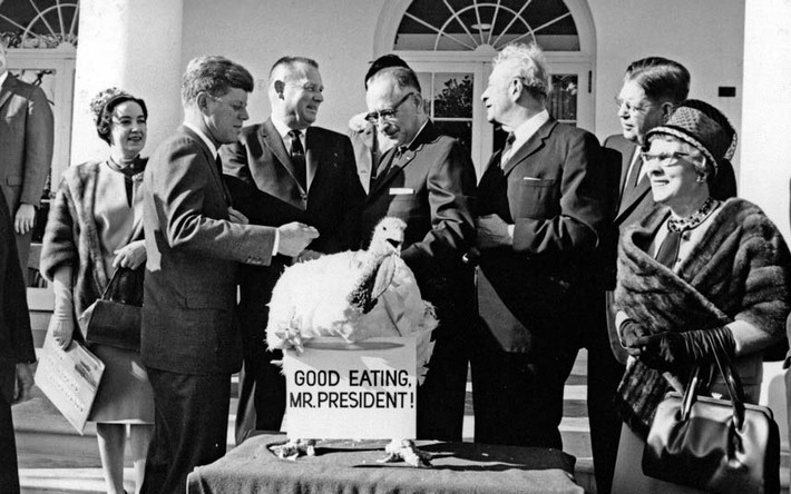 Cựu Tổng thống Mỹ John F. Kennedy (bên trái) nhận con gà tây ông được tặng nhân lễ Tạ Ơn, chỉ 3 ngày trước khi ông bị ám sát tại Dallas. Ông Kennedy sau đó đã tặng lại con gà tây này cho một trang trại.