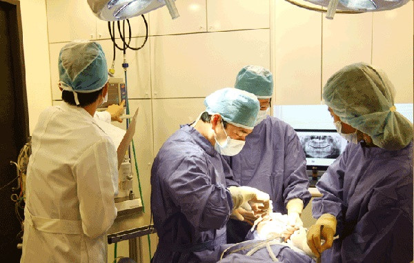 Sau phẫu thuật khách hàng sẽ nằm viện 1 ngày, ngay sau phẫu thuật có thể vận động đi bộ bình thường. Thông thường sau 2 tuần cơ bắp chân bắt đầu teo nhỏ, kết quả bắp chân trở nên thon gọn rõ rệt sau 2-3 tháng với chu vi bắp chân giảm 2-4 cm.