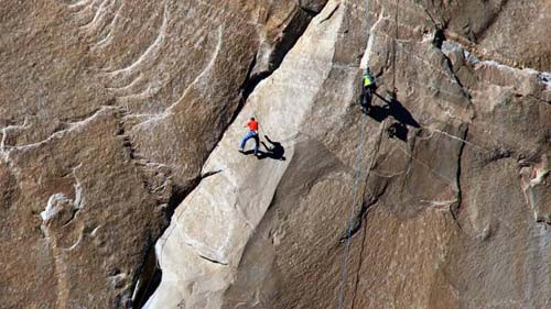Cuối cùng là El Capitan, California (Mỹ), đỉnh núi cao 2,308 m với nhiều dốc đá dựng đứng.