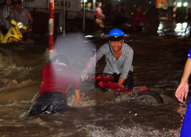 Cơn mưa nặng hạt đổ xuống TP Biên Hòa (Đồng Nai) vào 18h ngày 6/9 khiến nhiều khu dân cư, tuyến phố ngập sâu. Trong đó, đường Bùi Văn Hòa, Võ Nguyên Giáp, Quốc lộ 51 thuộc địa bàn phường Long Bình và xã Phước Tân (TP Biên Hòa) ngập từ 60 cm đến 1 m.