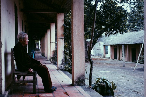 Có những kiếp người đã “trôi dạt” về đây một mình và ra đi trong lặng lẽ cô đơn. Trại phong bây giờ chỉ còn 88 cụ. Không gian rộng lớn ấy dường như có phần trống trải khi lần lượt những bệnh nhân phong qua đời. Lớp những bệnh nhân trẻ hơn cũng không còn “nhập trại” nữa. Do vậy, các cụ tại đây hầu hết đều ở tuổi xưa nay hiếm. Với họ, trại phong đã trở thành quê hương máu mủ, bởi đến quá nửa đời họ đã gắn bó với nơi đây.