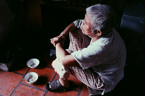 Bệnh phong thường “khởi thủy” bằng những vết biến màu trên da, cảm giác ban đầu là ngứa và đau rát. Qua thời gian, những vết lở loét lan rộng và khiến những đôi tay, đôi chân trở nên cụt lủn. Đau đớn khi trái gió trở trời, khó khăn trong sinh hoạt,… những bệnh nhân phong ở trại phong Qủa Cảm cứ thế lầm lũi, cố bấu víu vào nhau để tiếp tục sinh tồn.