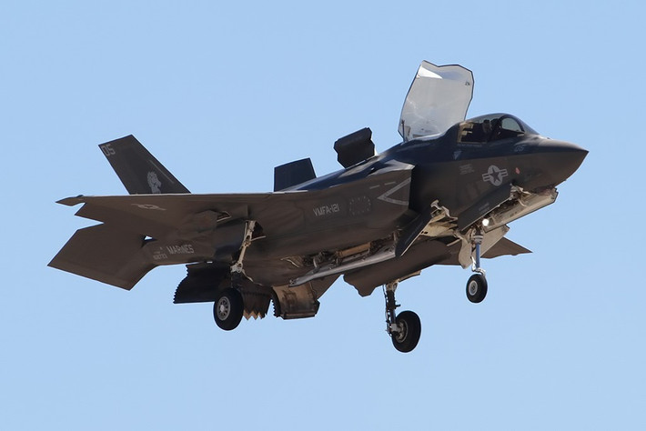 Dự án tiêm kích tiến công kết hợp JSF F-35 đang chịu nhiều sự chỉ trích vì chậm tiến độ và đội chi phí. Song dự án chiến đấu cơ đắt nhất lịch sử vẫn là cốt lõi sức mạnh của quân đội Mỹ trong tương lai gần. Lầu Năm Góc đã lên kế hoạch đặt hàng 2.457 chiếc F-35 sẽ giúp Mỹ tiếp tục duy trì sự thống trị thế giới về chiến đấu cơ tàng hình. Ảnh: Flickr/USAF