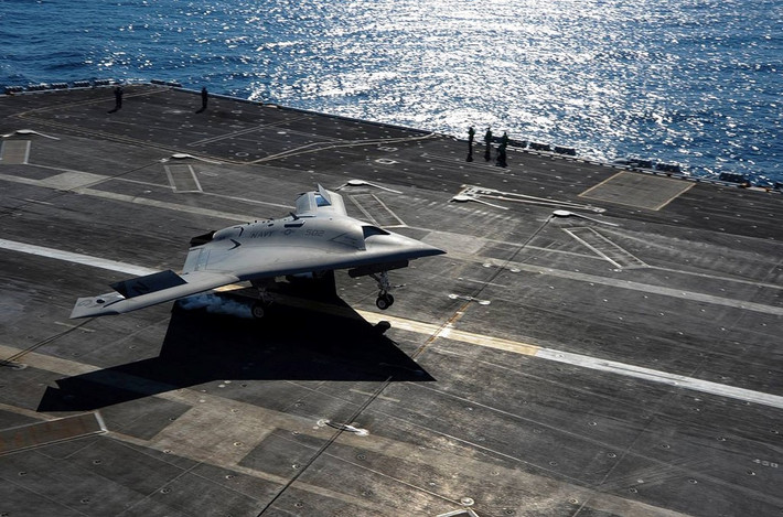 Máy bay chiến đấu không người lái (UCAV) X-47B sẽ tạo ra cuộc cách mạng trong hoạt động tác chiến trên tàu sân bay. Đến nay, Mỹ vẫn là quốc gia duy nhất thử nghiệm thành công công nghệ cất cánh bằng máy phóng và hạ cánh trên tàu sân bay đối với máy bay không người lái. Thành công từ X-47B sẽ được ứng dụng để phát triển thành chiến đấu cơ không người lái X-47C. Ảnh: Hải quân Mỹ